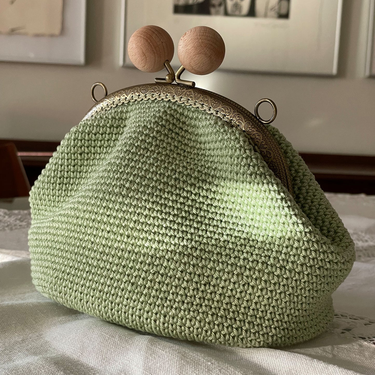 Precioso bolsito de ganchillo con cierre de boquilla de estilo vintage adornado con bolas de madera realizado de forma artesanal