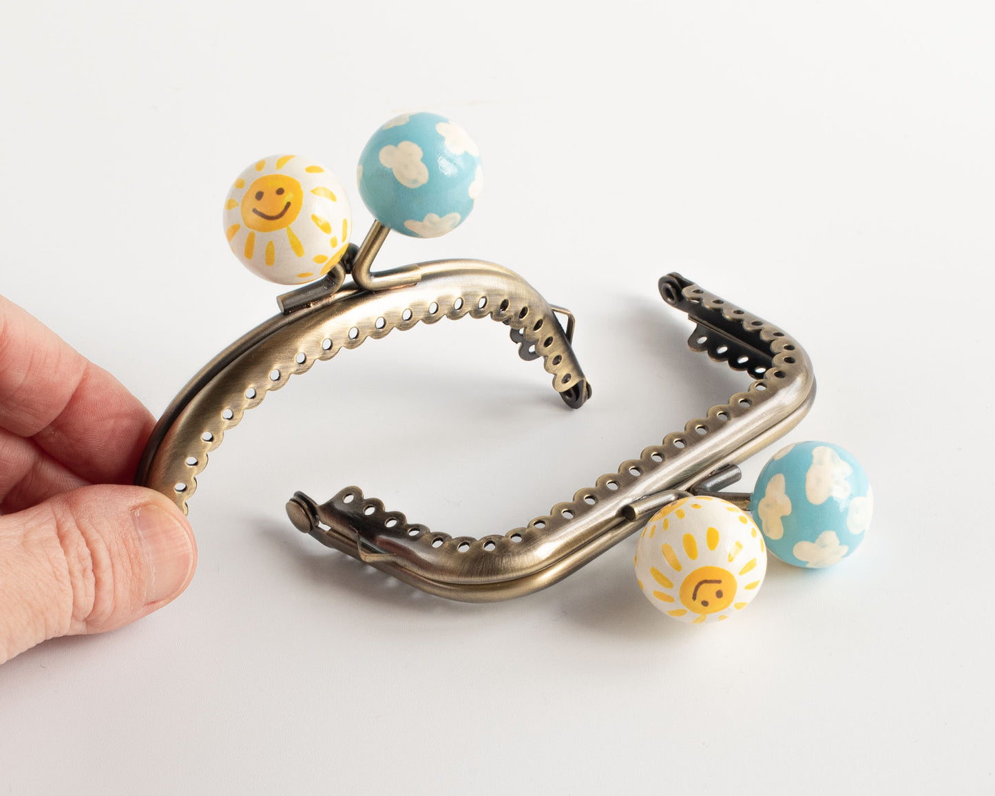 originales cierres de boquilla de metal para monedero redondo y cuadrado con bolas de madera pintadas a mano con soles divertidos y nubes esponjosas