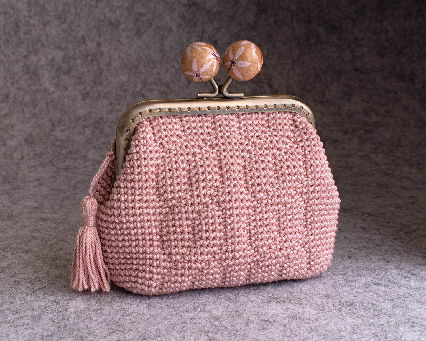 monedero de ganchillo con cierre de boquilla hecho a mano con bolas de flores malvas