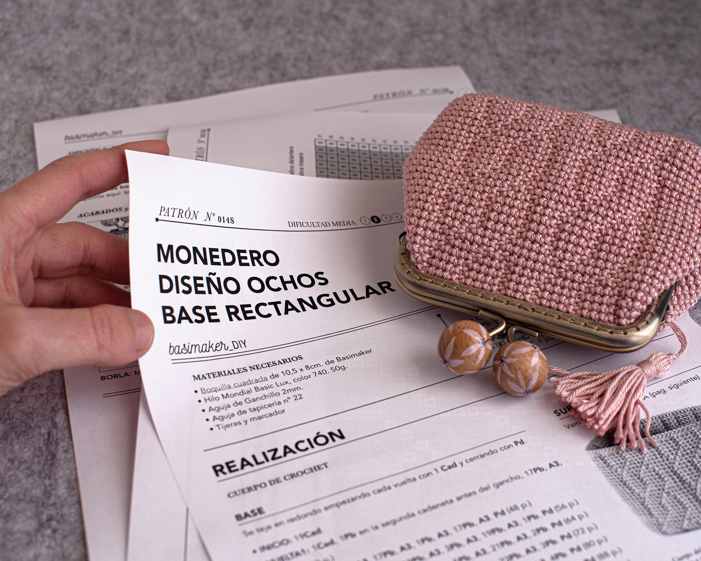 monedero de ganchillo con su patrón impreso en papel