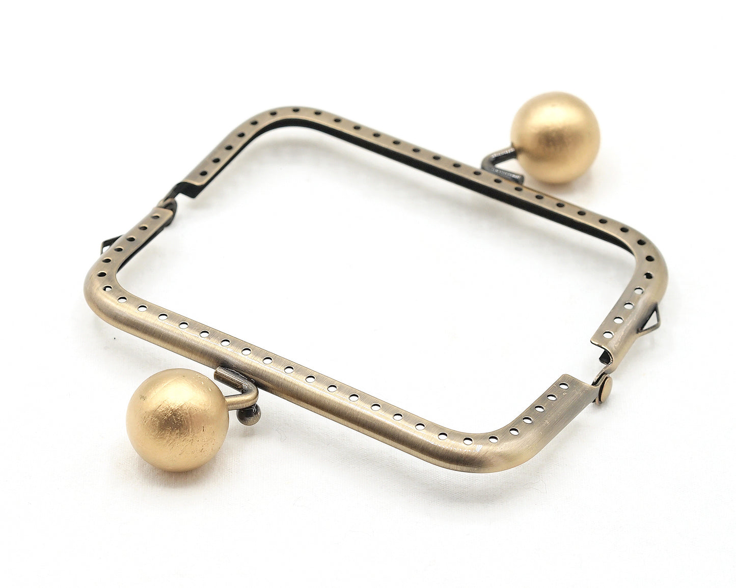 Boquilla metálica cuadrada para monedero con bolas de madera pintadas en oro