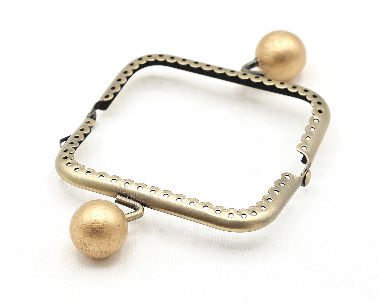 boquilla para monedero abierta decorada con grandes bolas pintadas a mano en oro