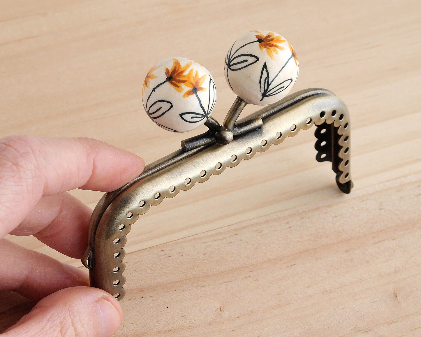 boquilla para monedero con flores pintadas a mano