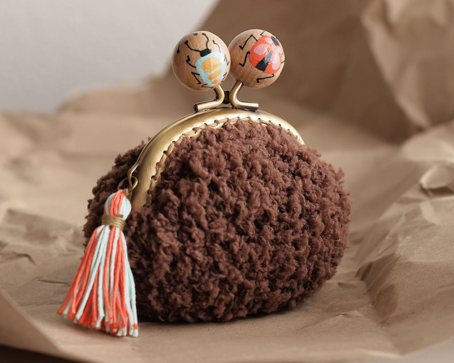 Boquilla ESCARABAJOS con bolas de madera decoradas a mano. Redonda, 8.5cm.