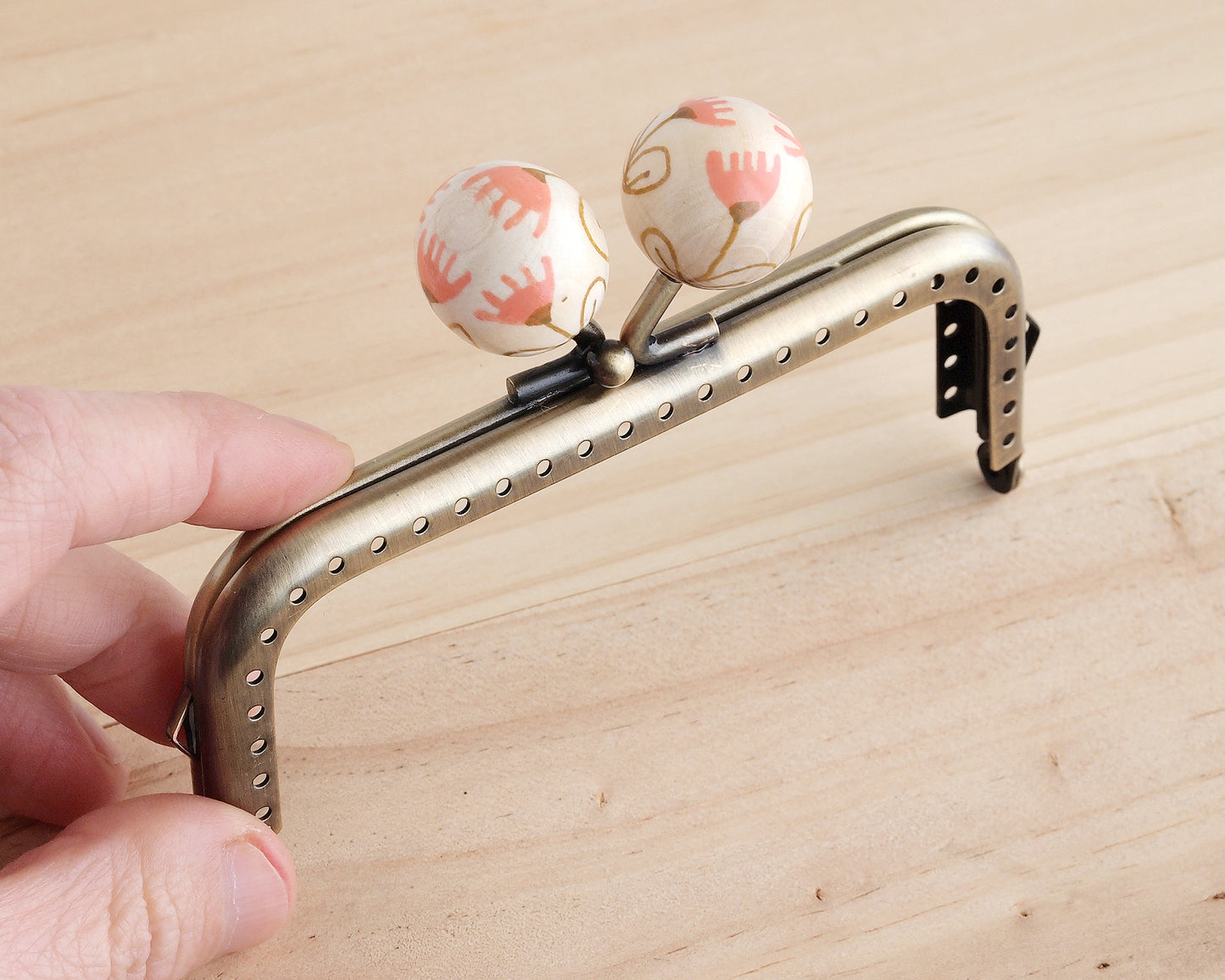 cierre metálico para monedero con bolas pintadas a mano con dibujos de flores