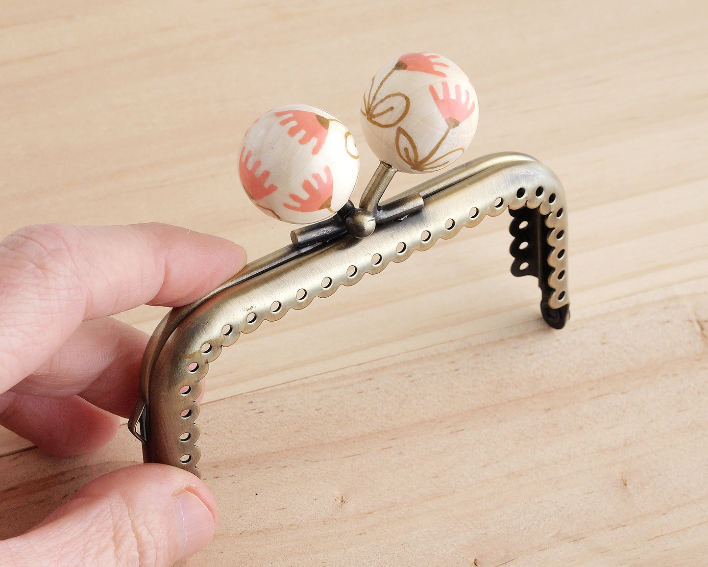 cierre de boquilla para monedero con bolas de flores pintadas a mano