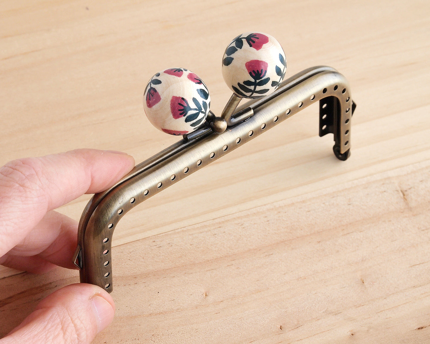 cierre de boquilla para monedero con bolas pintas a mano con dibujos de rosas