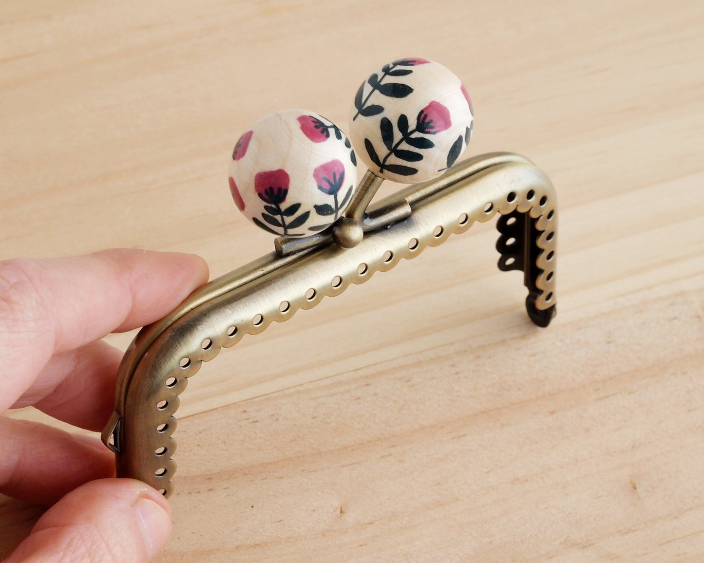 clierre clic clac para monedero decorado a mano con bolas pintadas