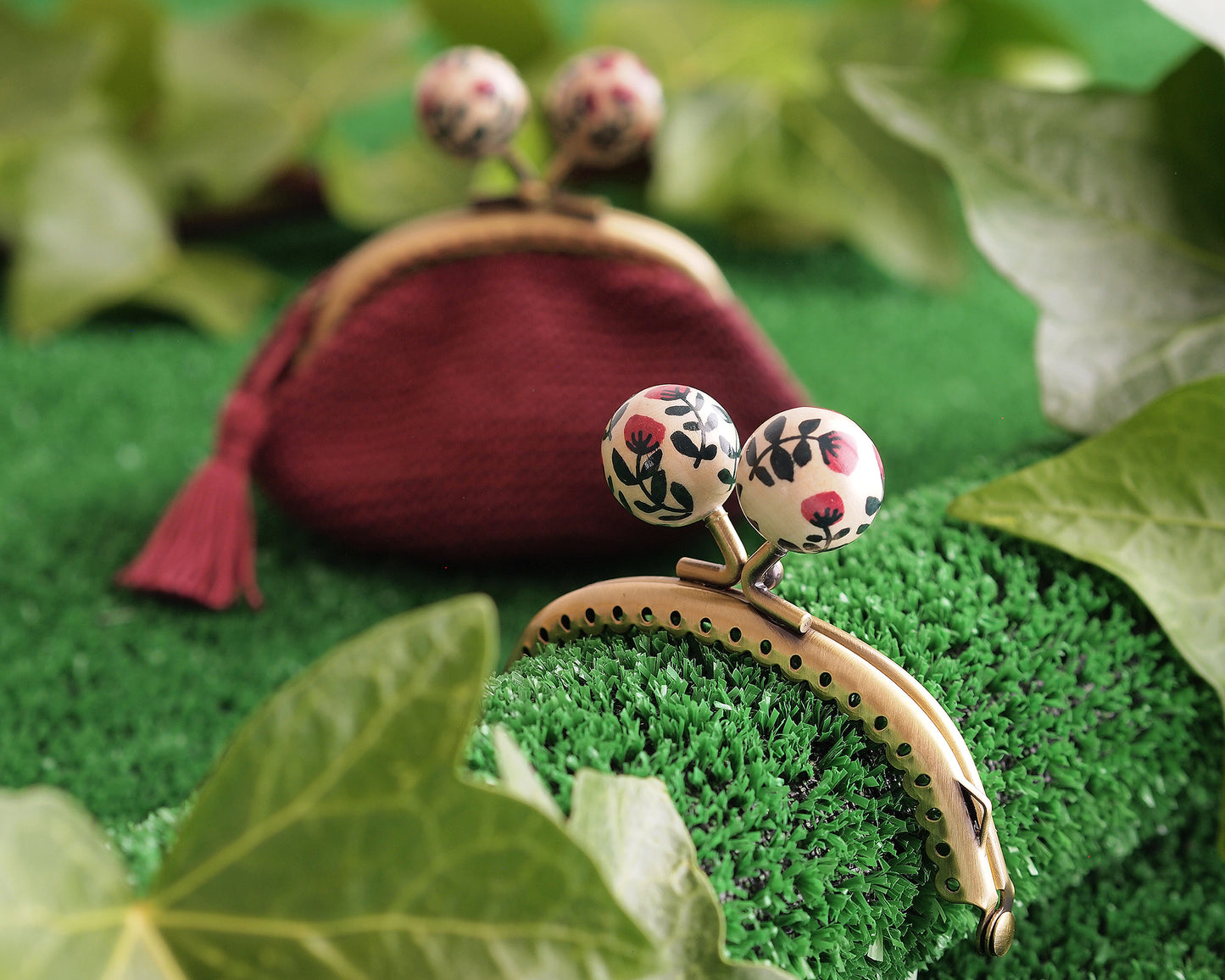 cierre metálico para monedero decorado con rosas pintadas a mano