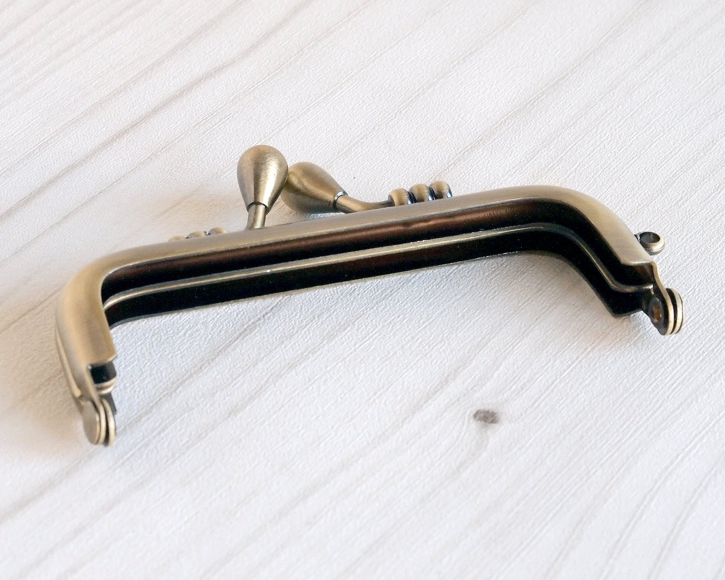 Cierre de boquilla de 8,5cm. para monedero. Sin agujeros para coser.