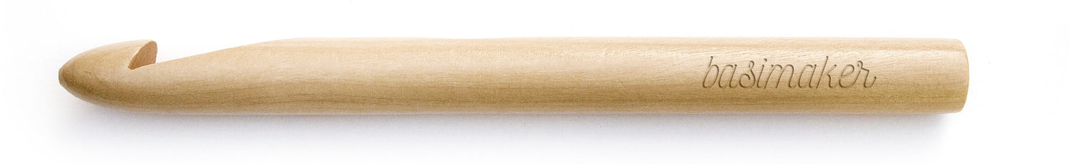 gancho para hacer ganchillo de madera con la marca Basimaker grabada en hueco