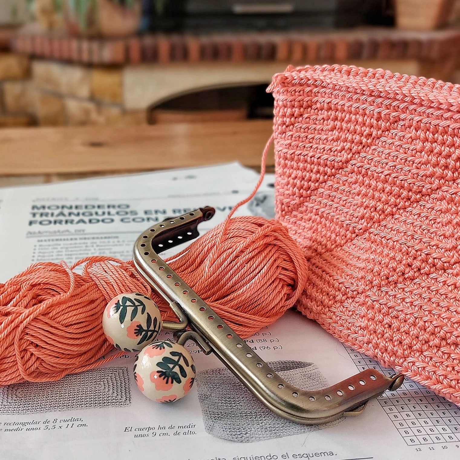 todo lo que necesitas para hacer un monedero de crochet con cierre de boquilla original de flores en tonos naranja