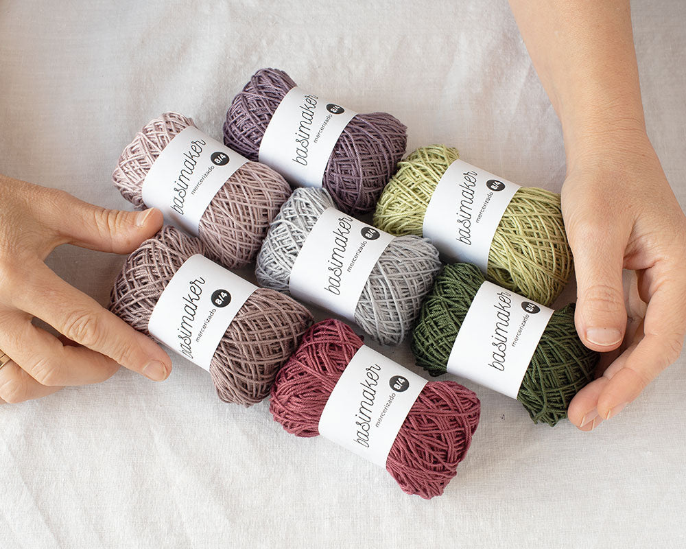 ovillos de hilos en colores ceniza para hacer monederos de crochet