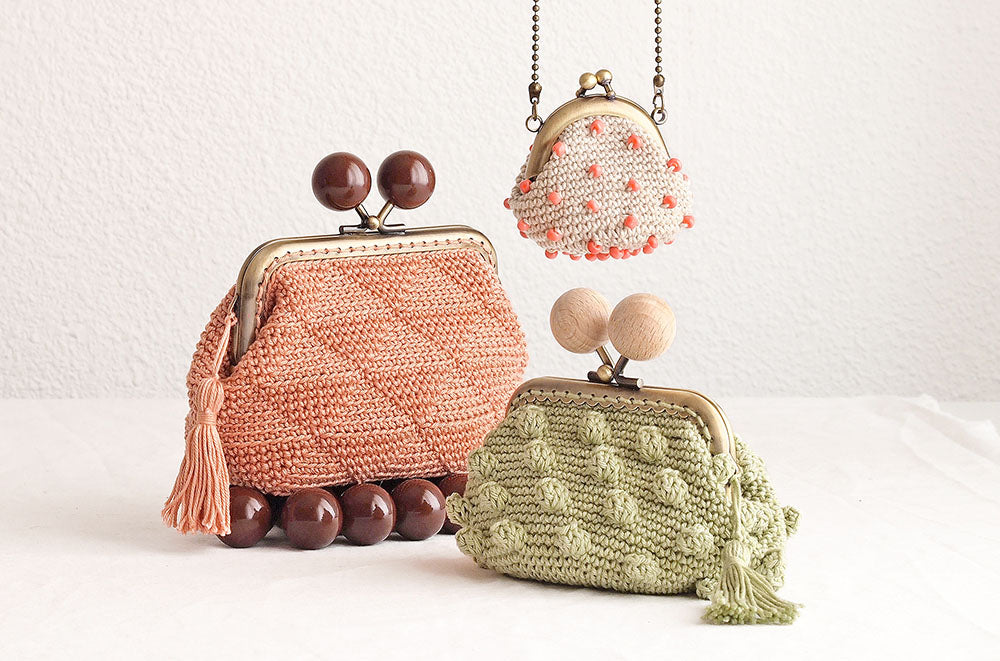 tres monederos de crochet con cierre de boquilla de diferente modelo y tamaño tejidos a mano con patrones de basimaker