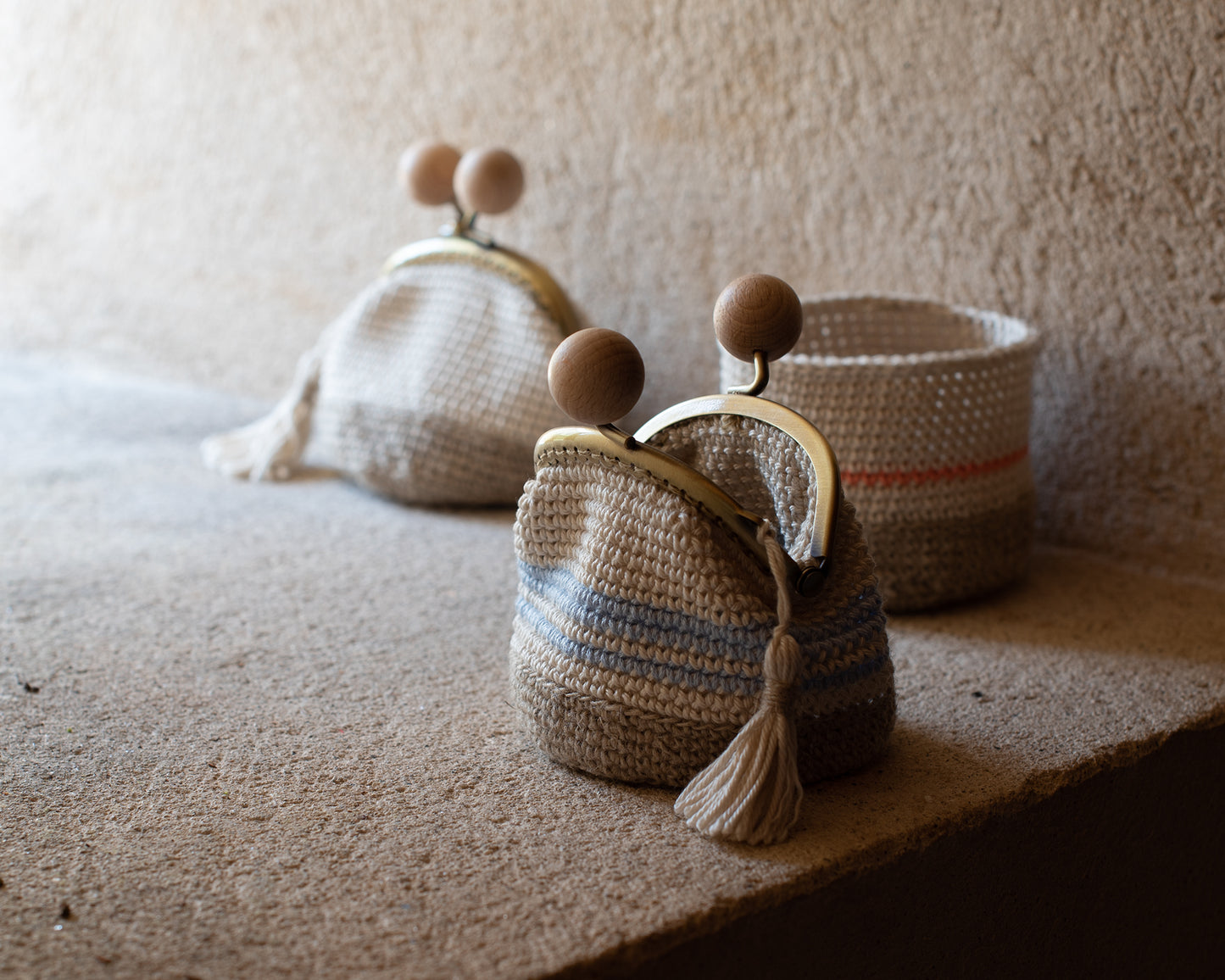 conjunto de complementos de crochet y monederos de estilo campestre en el alfeizar  de una ventana