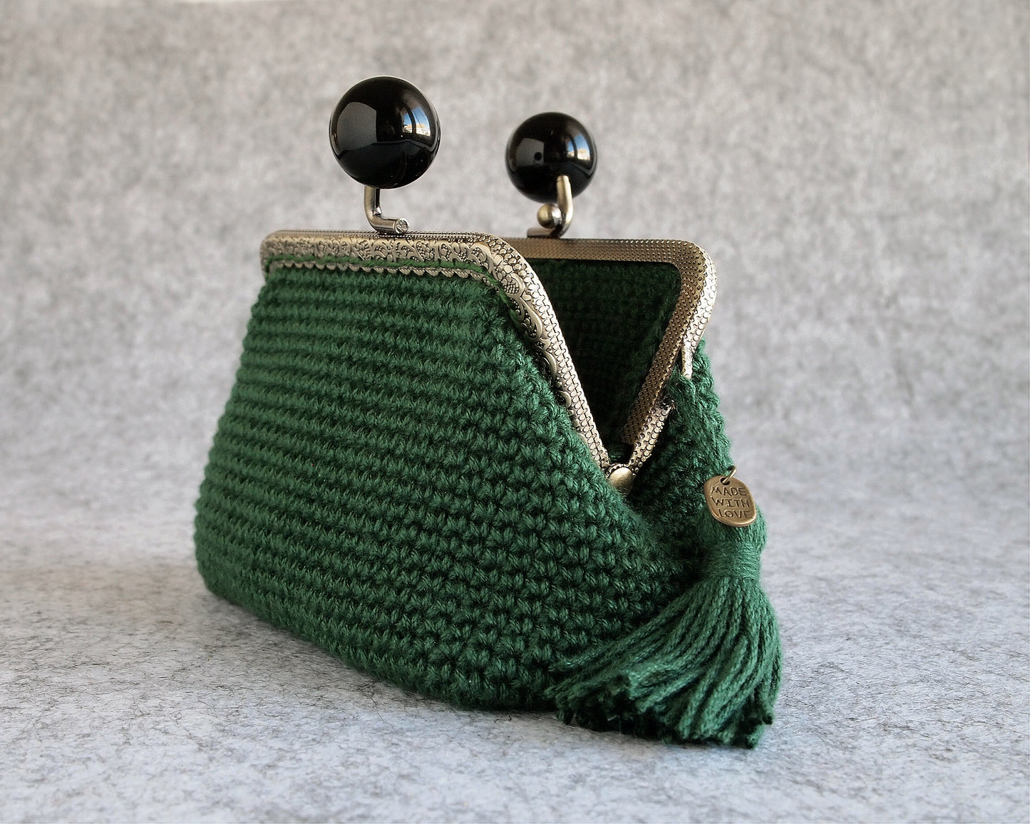 BASIK-C crochet purse pattern. Rectangular base, 10.5cm frame.