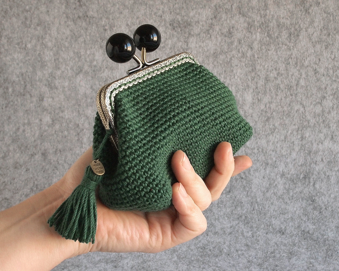 BASIK-C crochet purse pattern. Rectangular base, 10.5cm frame.
