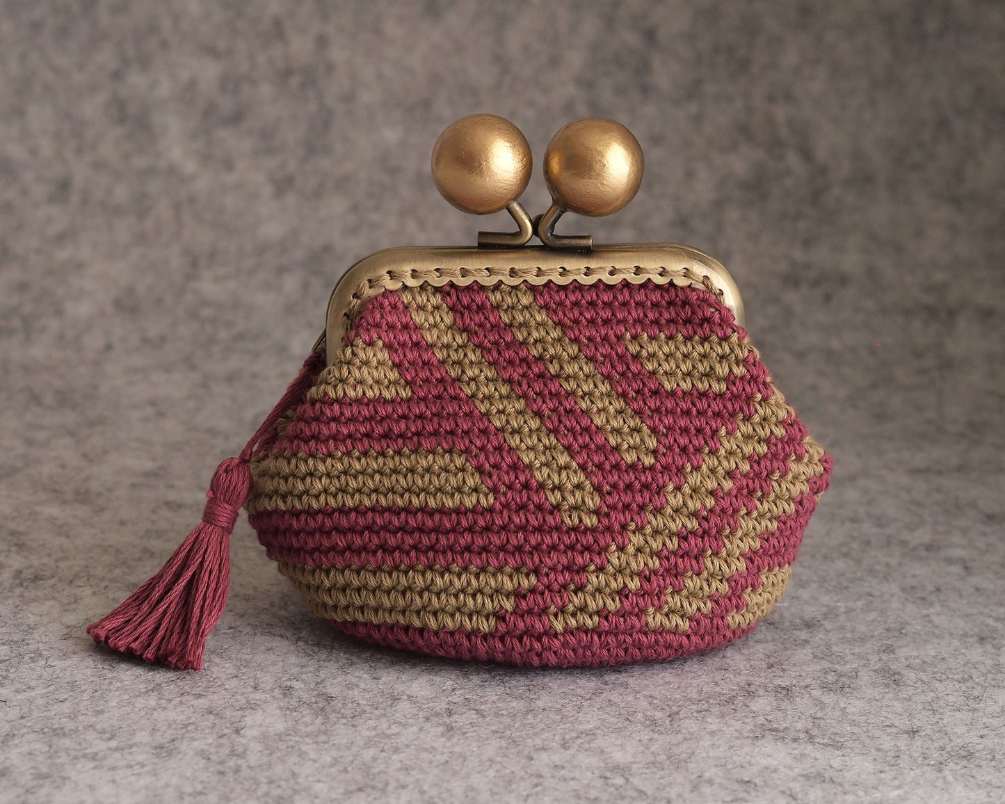 EBONY & IVORY crochet purse pattern. Round base, 8.5cm frame.