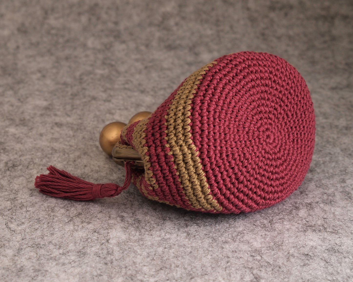 EBONY & IVORY crochet purse pattern. Round base, 8.5cm frame.