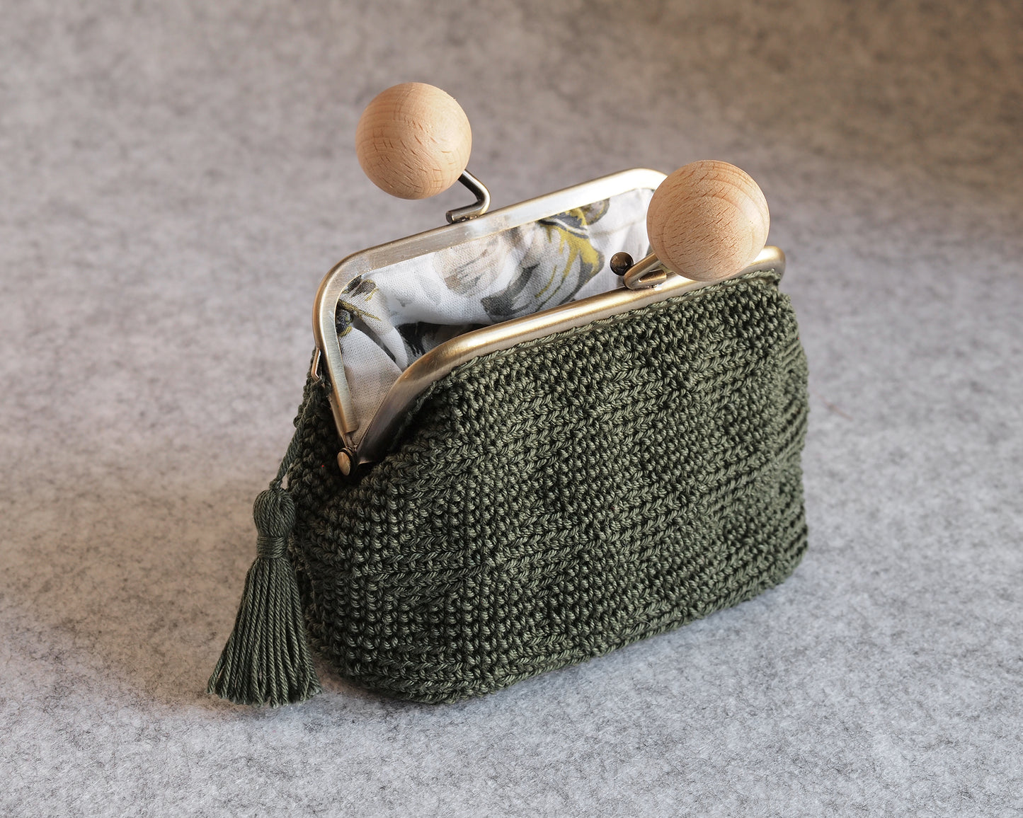 Crochet purse pattern. Model LITTLE DIAMONDS. 10.5cm. frame. Lined.
