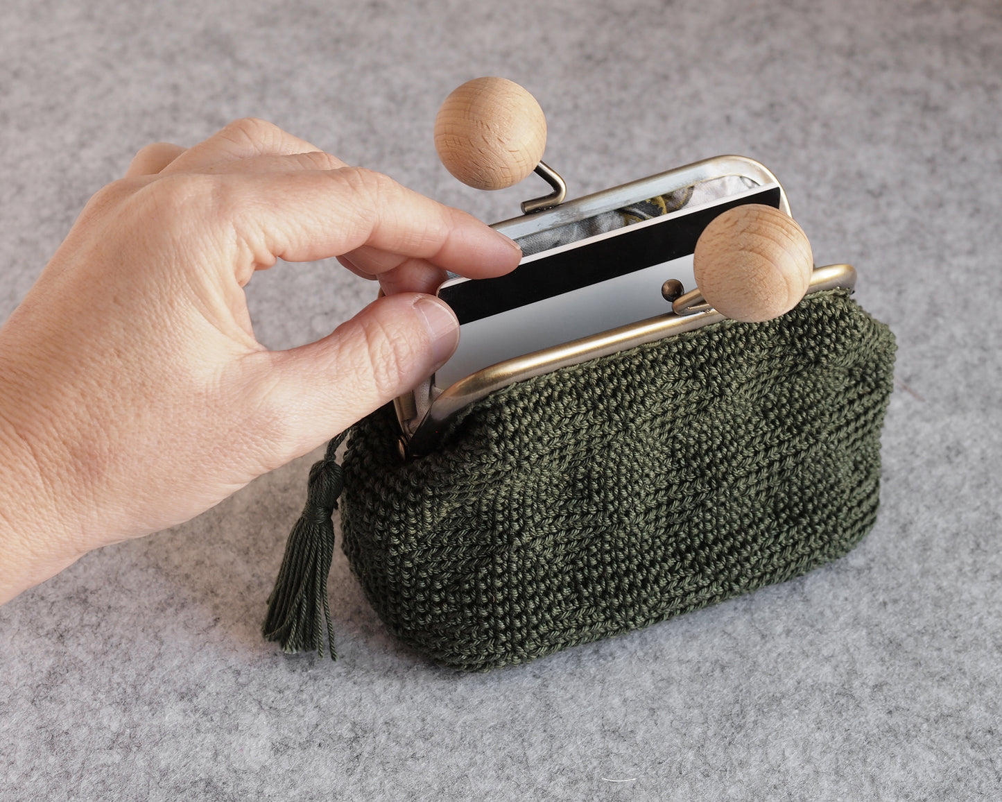Crochet purse pattern. Model LITTLE DIAMONDS. 10.5cm. frame. Lined.