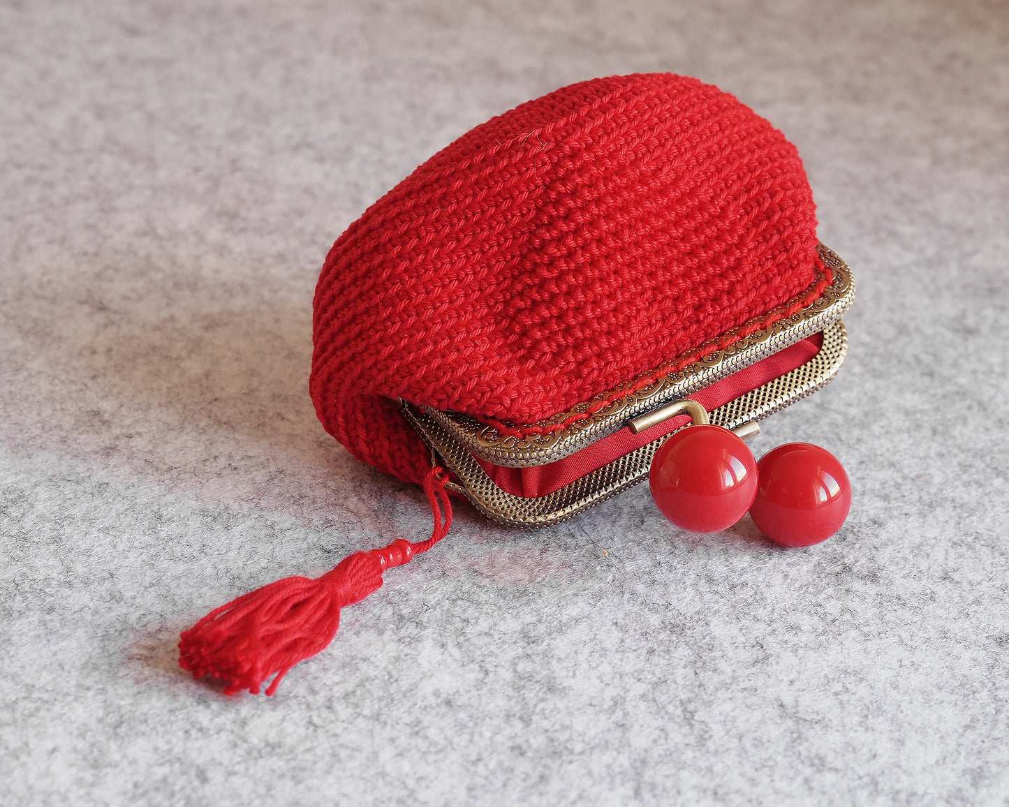 monedero de crochet con corazón rojo