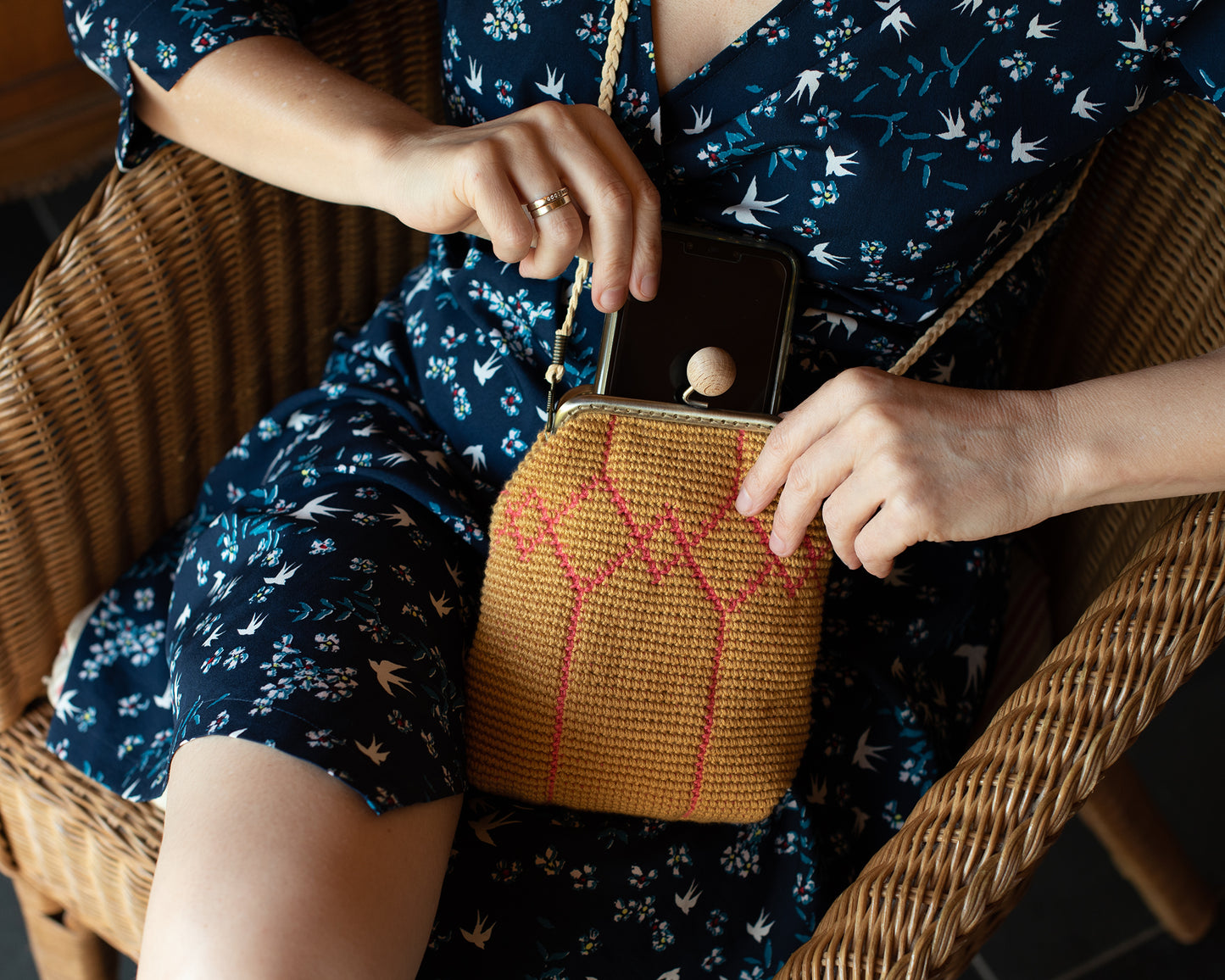 Tapestry Crochet PHONE POUCH. Rectangular base, for 10.5cm frame.