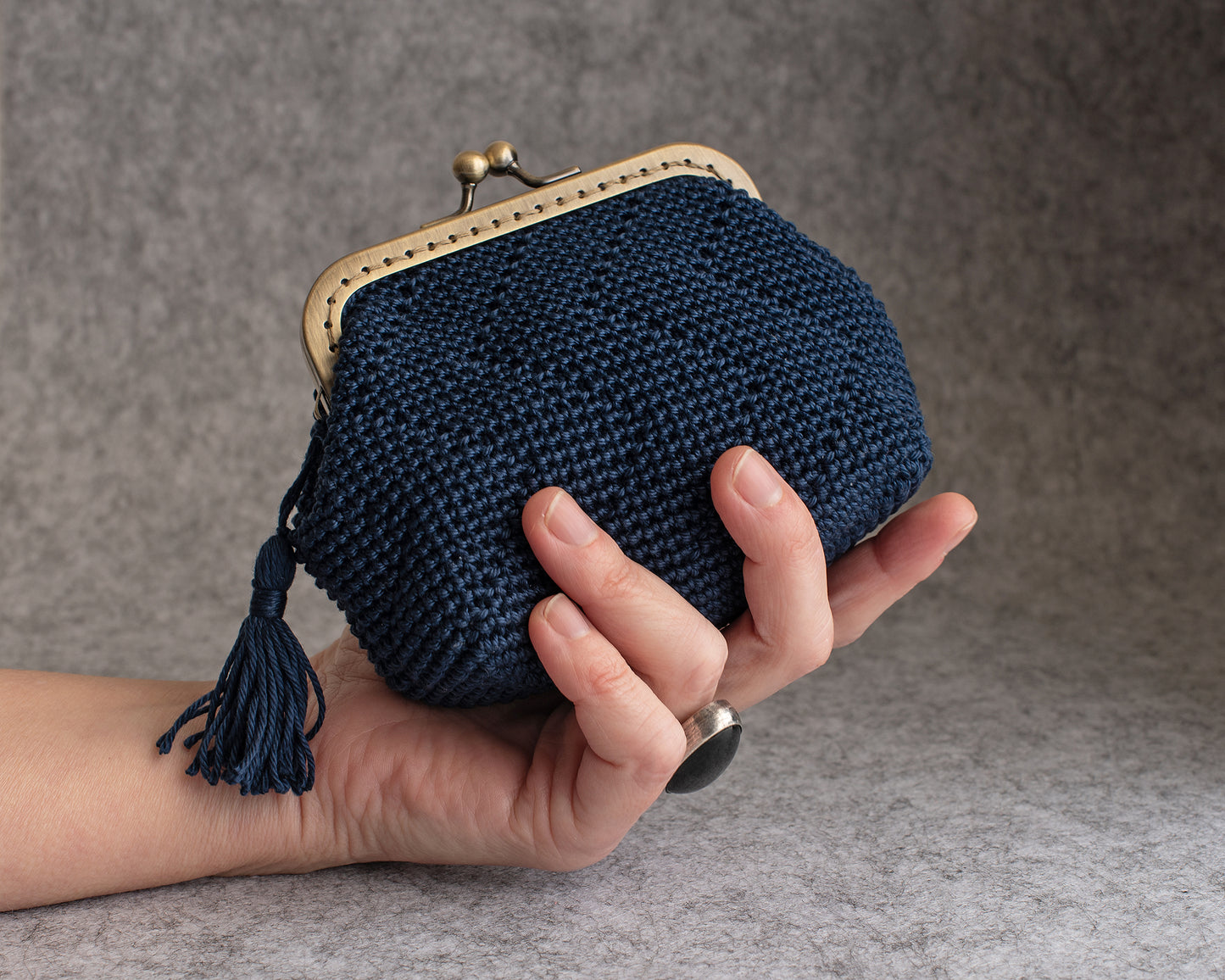 GEOMETRIC II design crochet purse pattern. Rectangular base, for 10.5cm clasp.