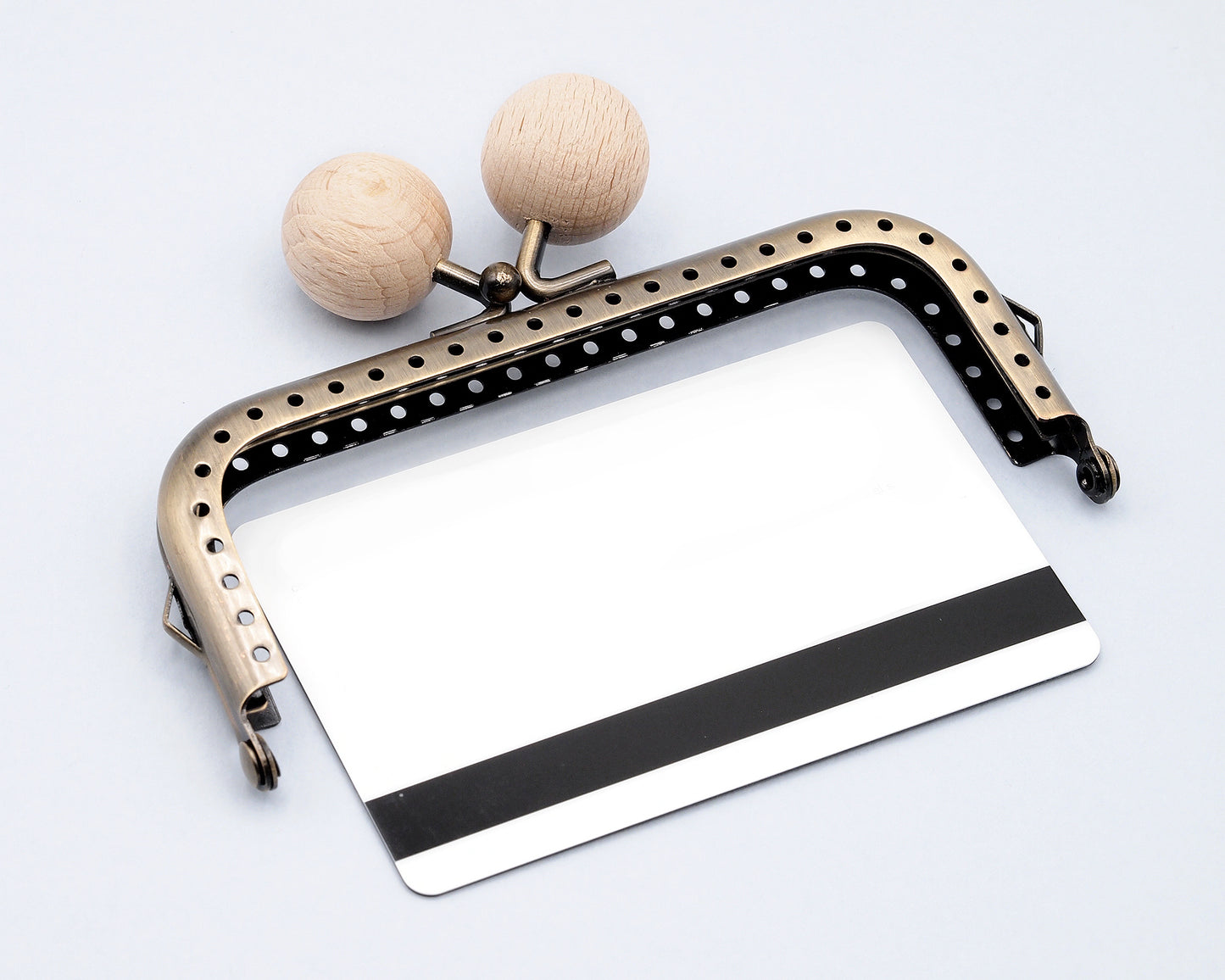 10.5cm. purse frame with natural wooden balls
