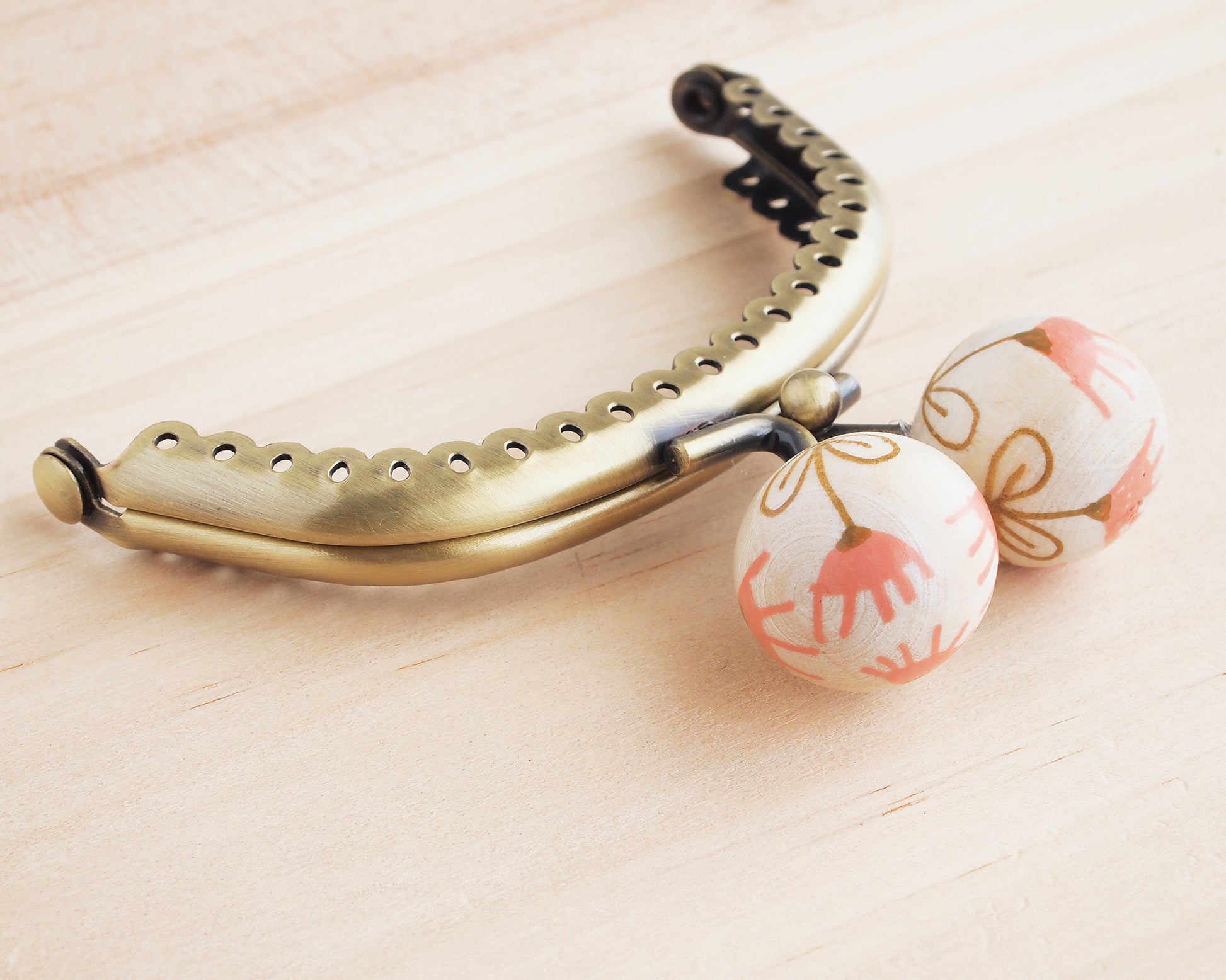Boquilla redonda para monedero de ganchillo decorada con bolas pintas a mano
