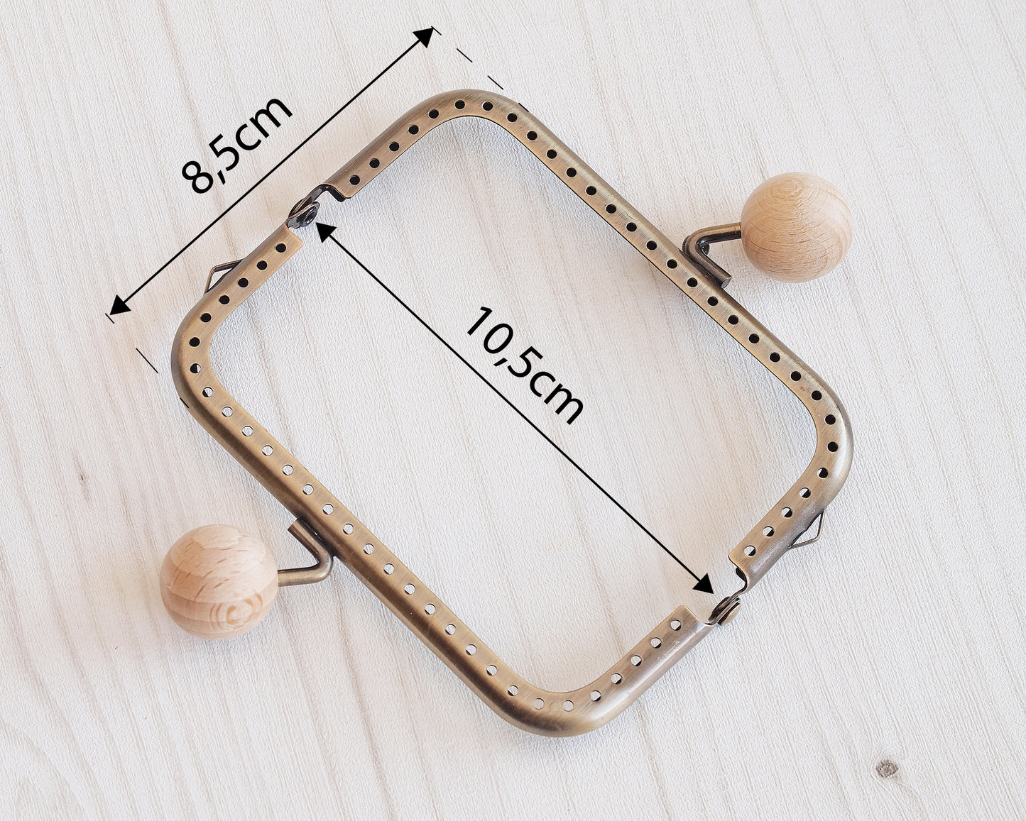 10.5cm. purse frame with natural wooden balls