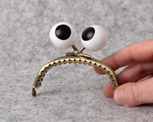 BIG EYES clasp frame with hand-painted wooden balls. Round, 8.5cm.