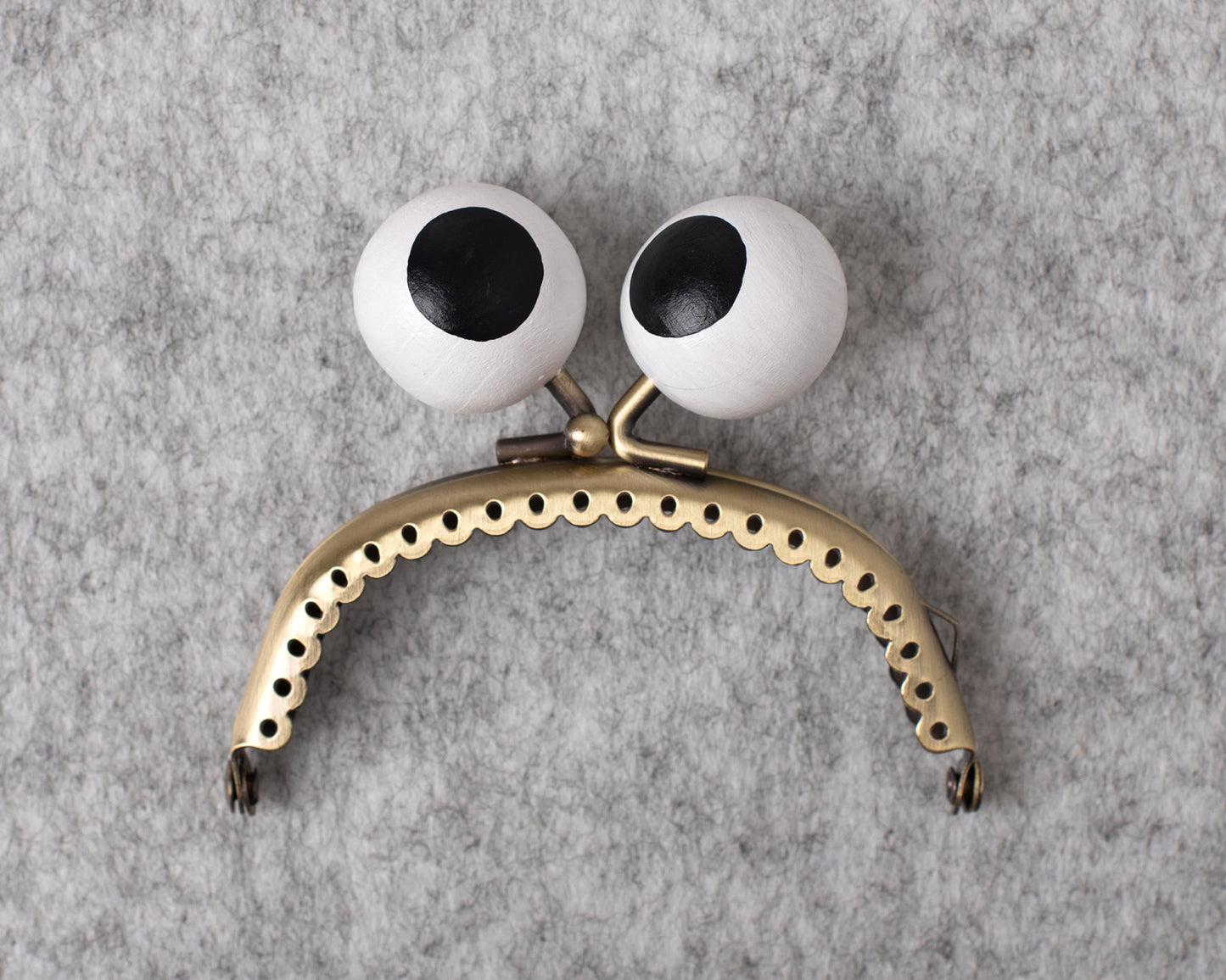 BIG EYES clasp frame with hand-painted wooden balls. Round, 8.5cm.