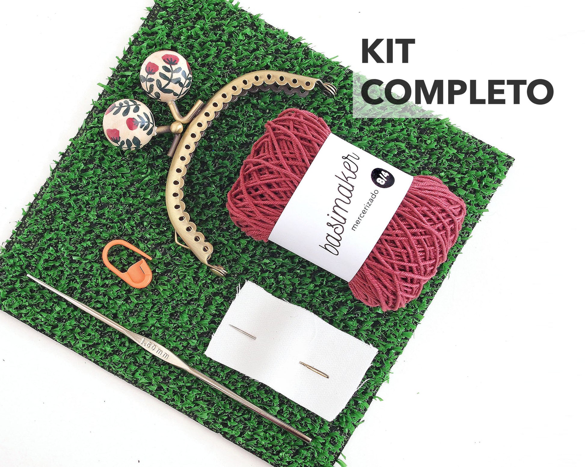 kit completo de crochet con ovillo de hilo de algodón, boquilla redonda con bolas de flores, aguja, gancho de crochet y marcador, sobre cuadrado de césped artificial
