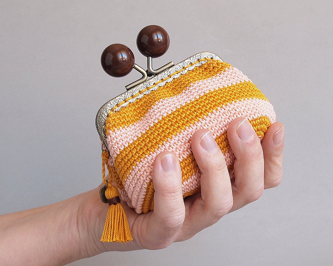 STRIPPED crochet purse pattern. Square base, 8.5cm frame.