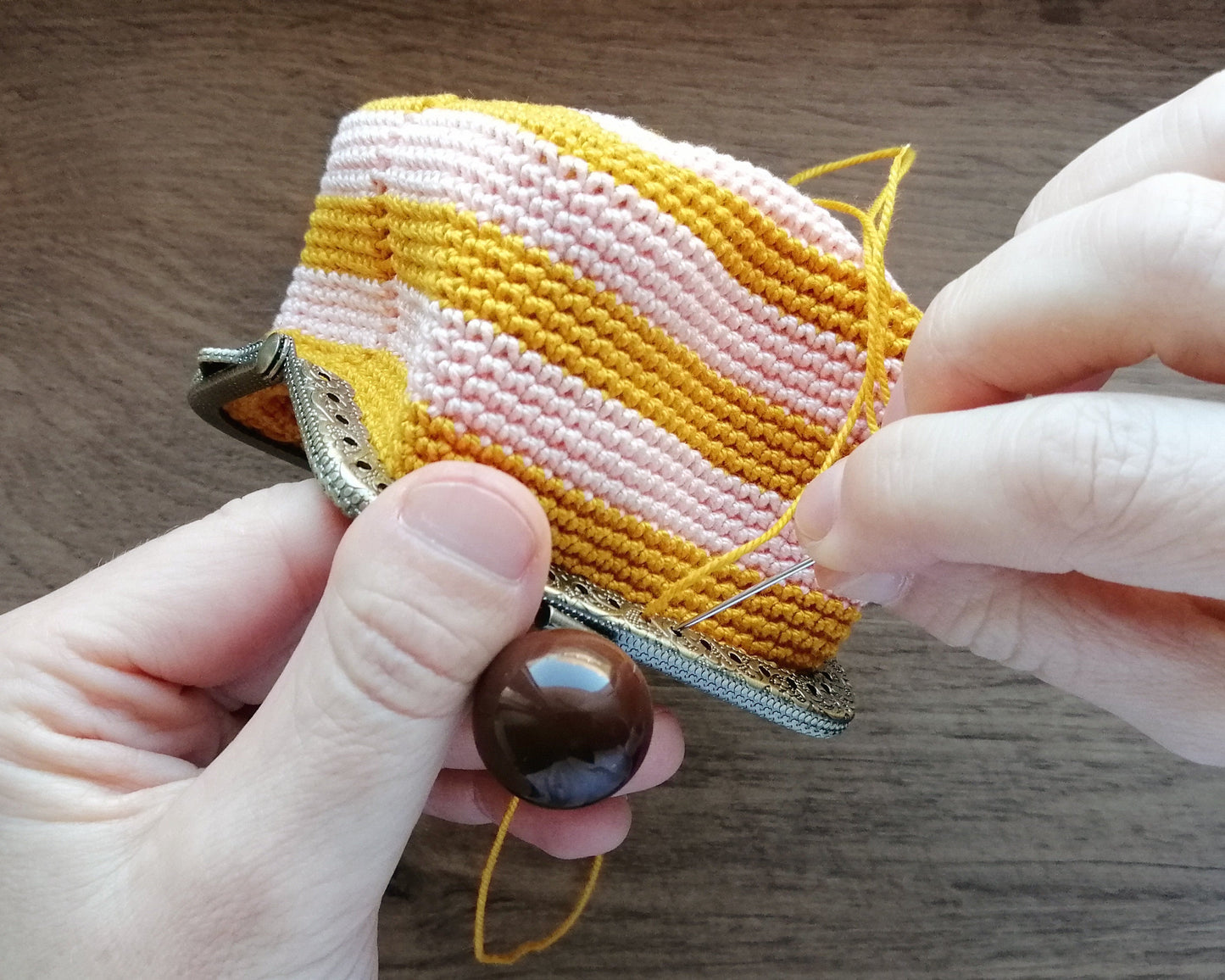 STRIPPED crochet purse pattern. Square base, 8.5cm frame.