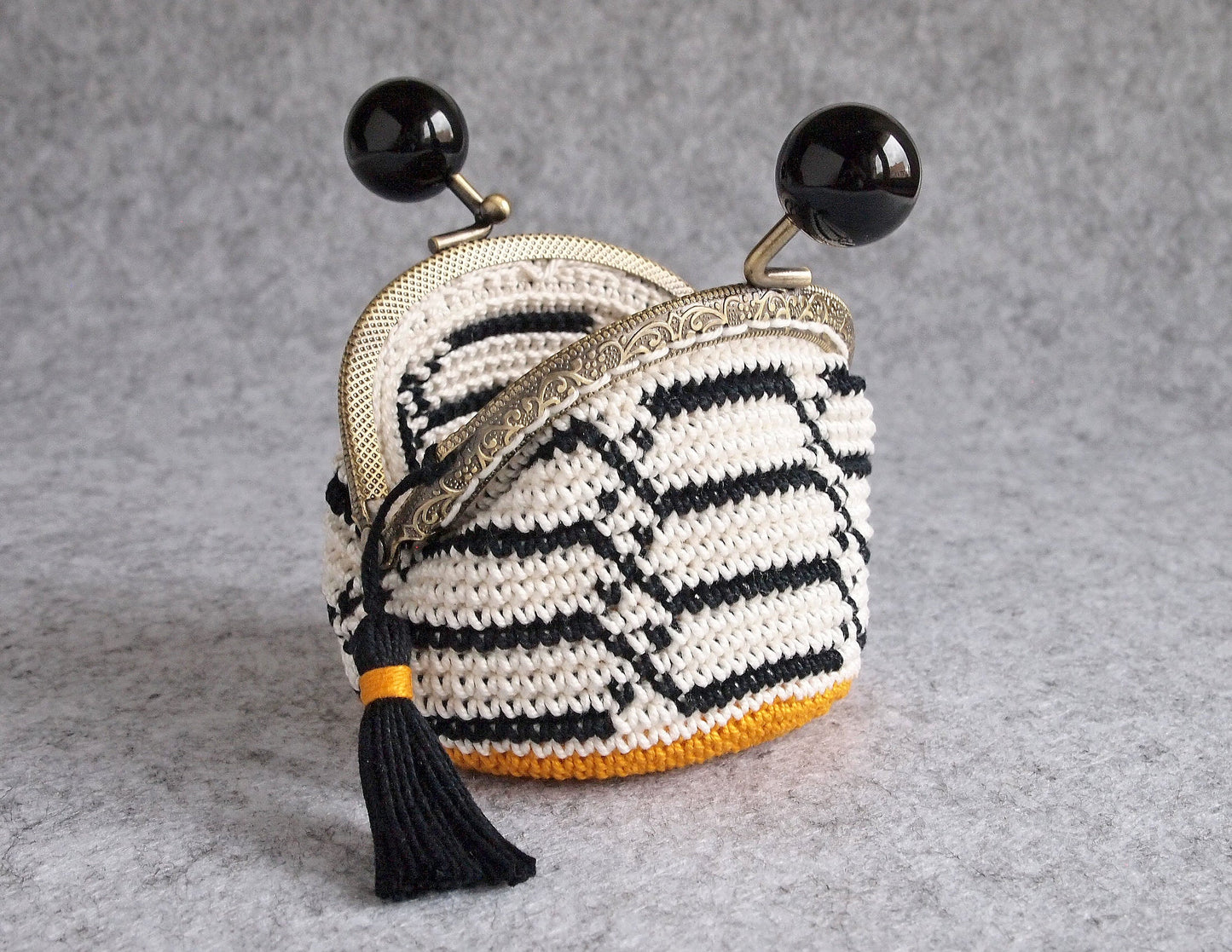 HEXAGONS tapestry crochet purse pattern. Round base, 8.5cm frame.
