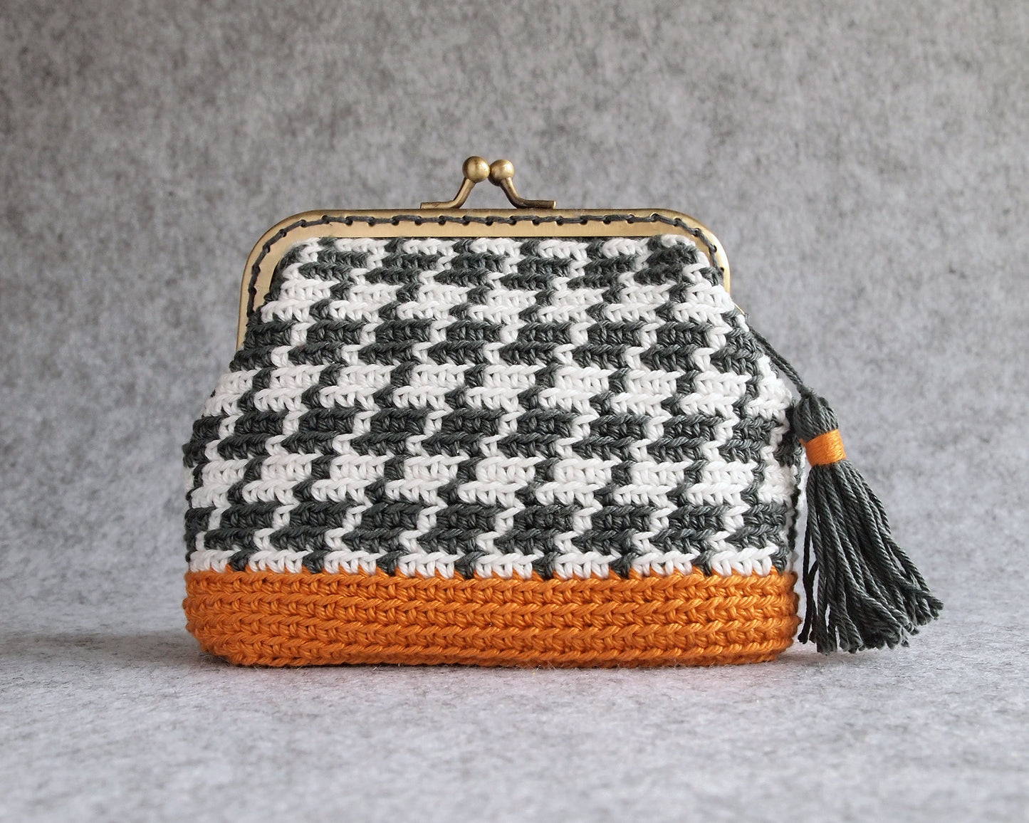 HOUNDSTOOTH purse pattern. Rectangular base, 10.5cm frame. Lined