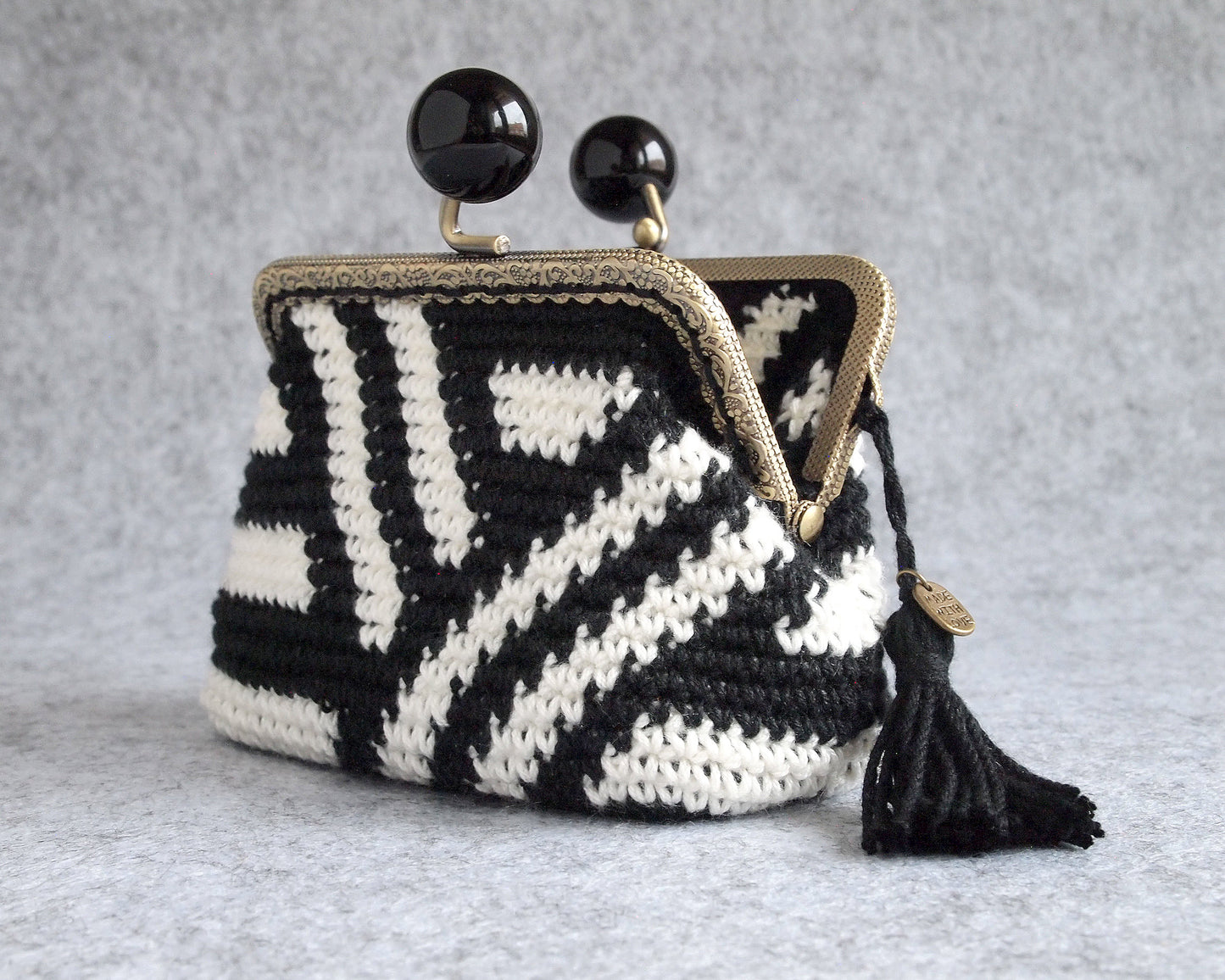 EBONY & IVORY purse pattern. Rectangular base, 10.5cm frame.
