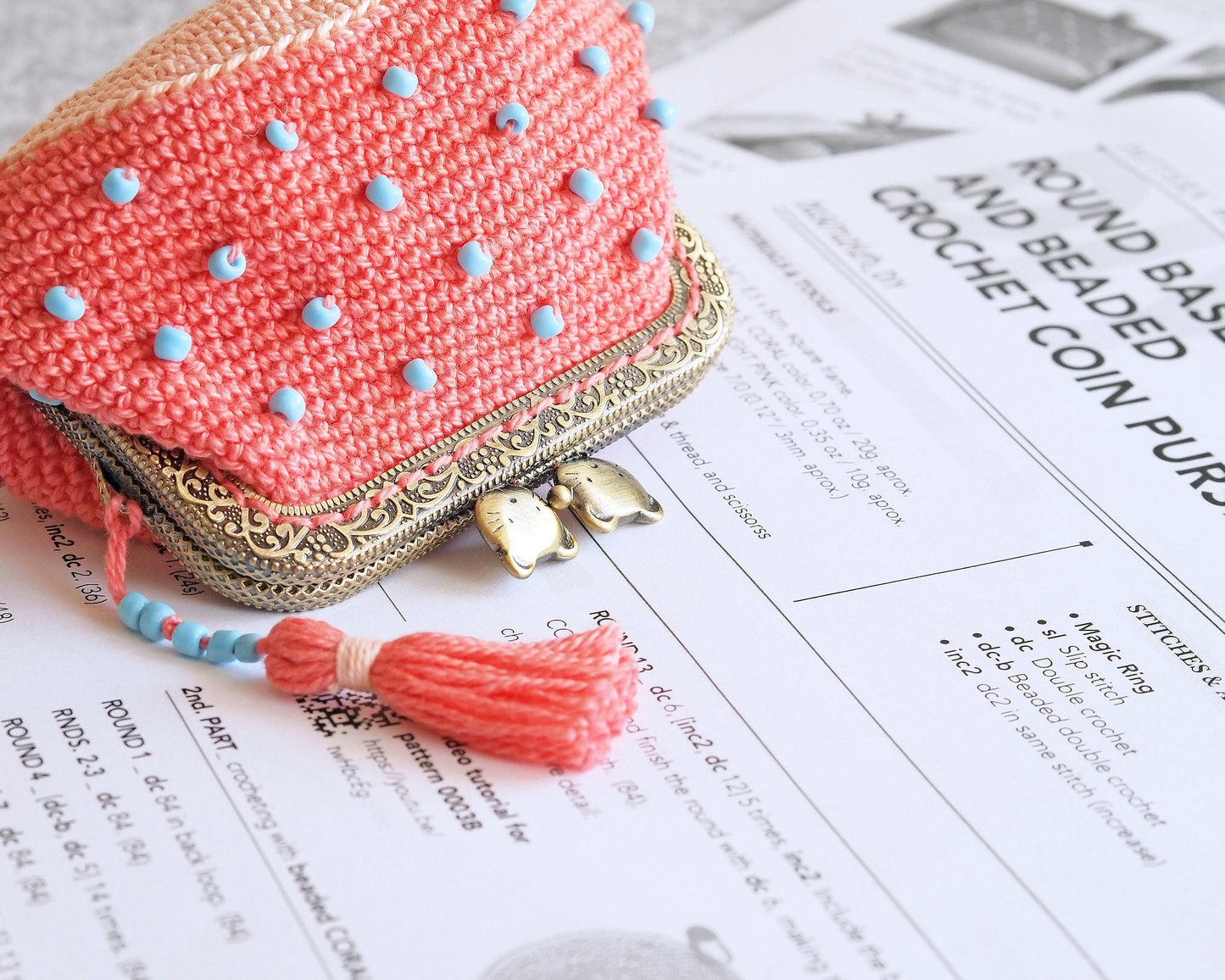 PINKY beaded crochet purse pattern. Round base, 8.5cm frame.