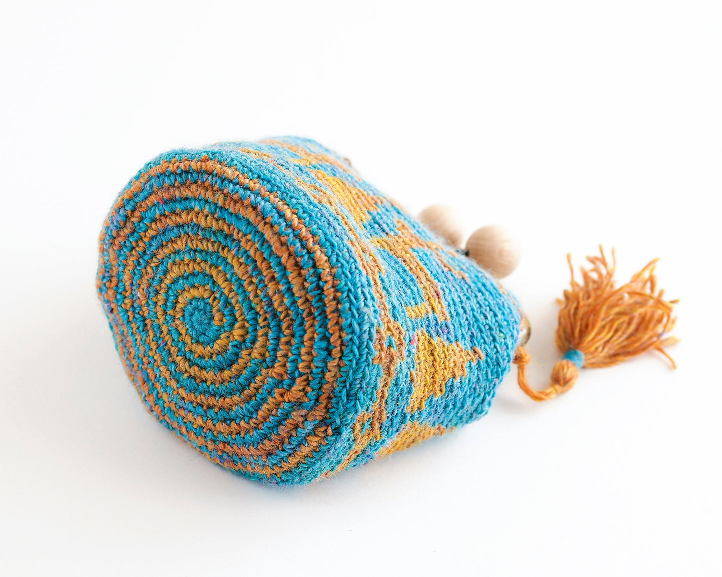 Patrón para hacer un monedero de crochet con cierre de boquilla metálica de diseño navideño en tapestry crochet, con dibujo de renos y árboles de navidad. Diseñado por Basimaker.